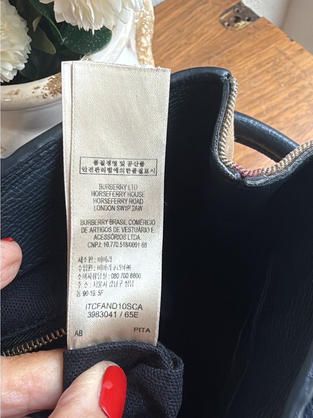 Burberry Black Leather Top-Handle Tote with Vintage Check Panels - Picture 8 of 16